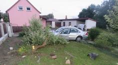 Opilec nezvládl řízení, projel plotem a porazil strom v zahradě