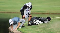 Jak se tam mohl míček udržet? Golfista pobavil šťastným úderem