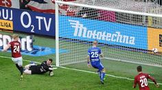 Znovu podivné video na Spartě. Costa unikl rudé, přišla i penalta