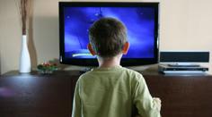 Má vaše dítě v pokojíku televizi? Tak je SÁDELNATĚJŠÍ než jeho kamarádi!