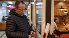 Kiosky ve fastfoodu si říkají o spropitné. Čechy to rozdělilo na dva tábory