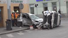 Auto strážníků v Plzni skončilo na boku, zranila se i dívka (12)!