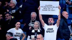 Místo oslav pískot. Hráči Partizanu čelí od fanoušků nenávisti za rezignaci kouče