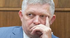 Ficův skandál v Maďarsku. Policista kvůli jeho koloně zastavil houkající sanitku
