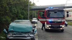 Hasil, kdo mohl! U benzínky v Praze začalo po nehodě hořet auto