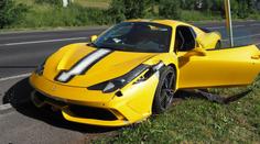 Řidič ve Varech rozbil žluté ferrari. Náraz do lampy vyjde pěkně draho