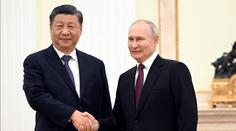 Čína válku na Ukrajině využije proti Západu, Putinovi to hraje do karet, tvrdí experti