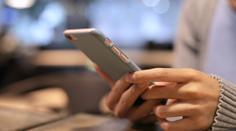 Aplikace v telefonu o nás zjišťují všechno. Jedním trikem to zastavíte