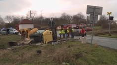 Vlak na přejezdu narazil do bagru! Vykolejil, tři lidé se zranili