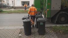 Popelnice jsou teď poloprázdné. Češi ale stále vyhazují hodně jídla