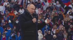 Tik ve rtech, křečovitě sevřený kapesník. Putin se problémy skrýt už ani nesnaží