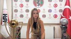 Turecký klub je hitem internetu. Hlavní trenérkou bude 22letá žena