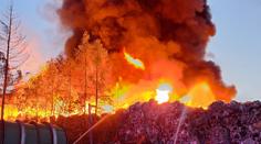 Nevětrejte, varuje kraj lidi kvůli obřímu požáru skládky. Zveřejnil seznam obcí