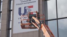 V Bruselu se celý den pracovalo na výzdobě budov Rady Evropské unie