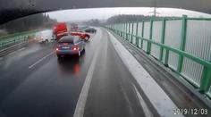 Hasiči zastavili, aby pomohli u nehody. Nabouralo je další auto