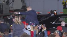 Trump a Biden za sebou mají klíčové mítinky. Opět si vyměňovali urážky