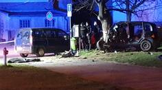 Řidič zničil v Plzni auto o strom, tělo museli vyprostit hasiči