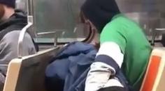 Žena dopřála orální sex ve vlaku cizímu muži. Důvod policii šokoval