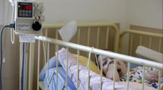 Maminku odmítli pustit za tříměsíční dcerkou. Ženě pouze odebírali mléko