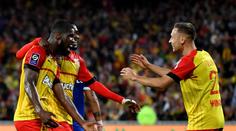 Lens pokračuje v dobré formě a jde do čela Ligue 1. V Německu uspěl Augsburg