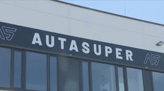 Luxusní autobazar měl prodávat neexistující auta. Dluží téměř 200 milionů