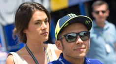 Přítelkyně jezdce Rossiho šokovala: Na MotoGP mě osahávali!
