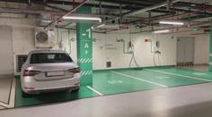 EU chce pro elektromobily více nabíjecích míst. Garáže v ČR na to nejsou stavěné