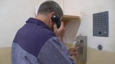Věznice v Česku nově povolují odsouzeným telefony. S kontrolou hovorů pomůže AI