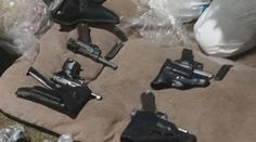 Policisté šli po drogových dealerech, na zahradě našli bednu plnou zbraní