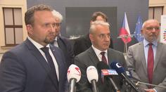 Platy státních zaměstnanců se od září zvýší, vláda se dohodla s odbory