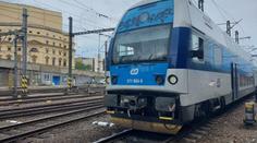V Praze se čelně srazil vlak s lokomotivou. Tři lidé jsou zranění