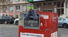 Nohy trčící z kontejneru vyděsily kolemjdoucí. Zasahovat museli strážníci