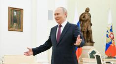 Putinovo gesto vyvolalo lavinu reakcí. Lidé tvrdě urážejí Trumpova vyslance