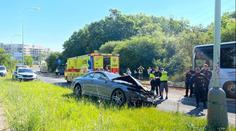 V Praze havaroval autobus s dětmi. 15 lidí se zranilo, na místě zasahovali záchranáři