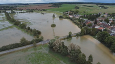 Letecké záběry rozlité Bystřice: Voda zaplavila okolí, blíží se k domovům