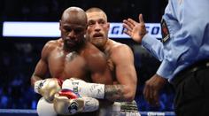 Nikdy tě neopustím! Momentka ze zápasu Floyd vs. Conor baví svět