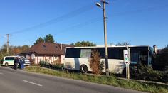 Autobus se 13 lidmi skončil na zahradě domu! Řidiči bylo špatně