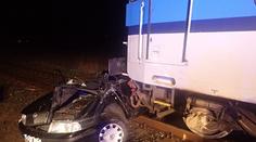 Vlak smetl auto na přejezdu v Krnově, zraněné museli vystříhat