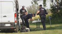 Při sérii útoků v Kanadě zemřelo nejméně 10 lidí. Policie pátrá po podezřelých