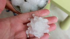 Krupobití, které překvapilo i meteorology. Znojemsko zasáhly téměř 10cm kroupy
