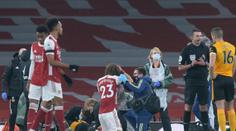 VIDEO: Hrozivý střet v Premier League. Útočník utrpěl frakturu lebky