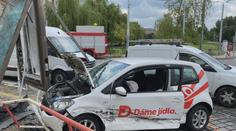 Havárka dvou aut na Malé Straně zablokovala dopravu, jeden řidič se zranil