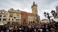 Oblíbená města trápí příliš mnoho turistů, zavádí se regulace
