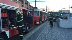 Vážná nehoda: Muž spadl pod tramvaj, tu nadzvedávali hasiči