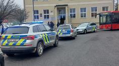 Žák se zbraní na základní škole vyhrožoval učitelce. Policie ho zadržela