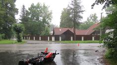 Řidička chtěla odtáhnout zraněného motorkáře, přejela ho dodávka