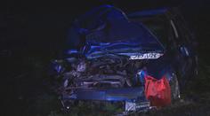 Policisté u Prahy řešili smršť nehod, auta skončila ve skále i na střeše!