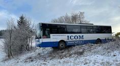 Autobus po nehodě uvízl, hasiči povolali na pomoc těžkou techniku!