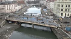 Unikátní technická operace, v Olomouci dokončují stavbu mostu