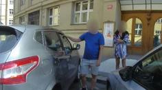 V rozpáleném autě zůstal kojenec! Matka byla pryč desítky minut
